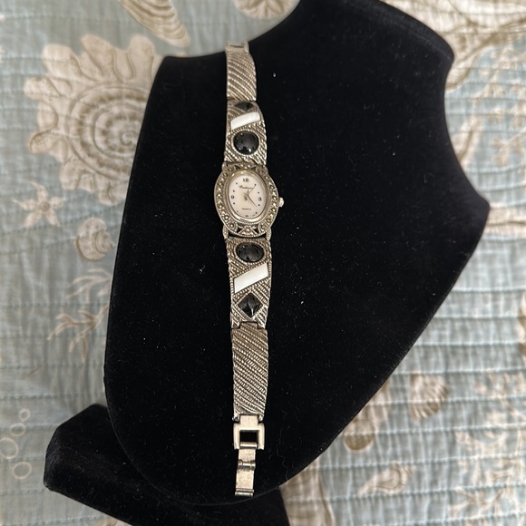 Ladies watch mother of pearl face quartz new battery marquisette with black onyx - Picture 4 of 11